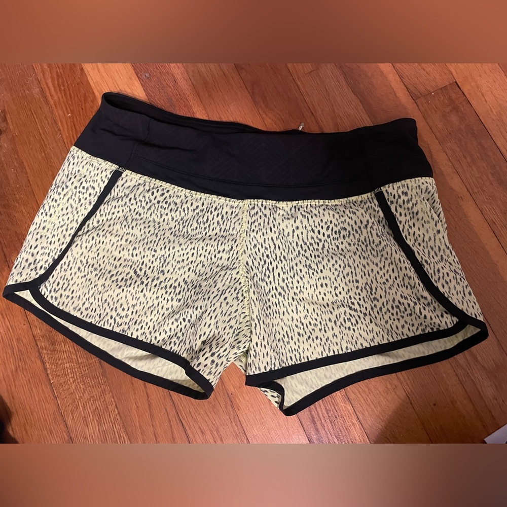 LULULEMON SPEED UPS 4 INCH INSEAM SIZE 6